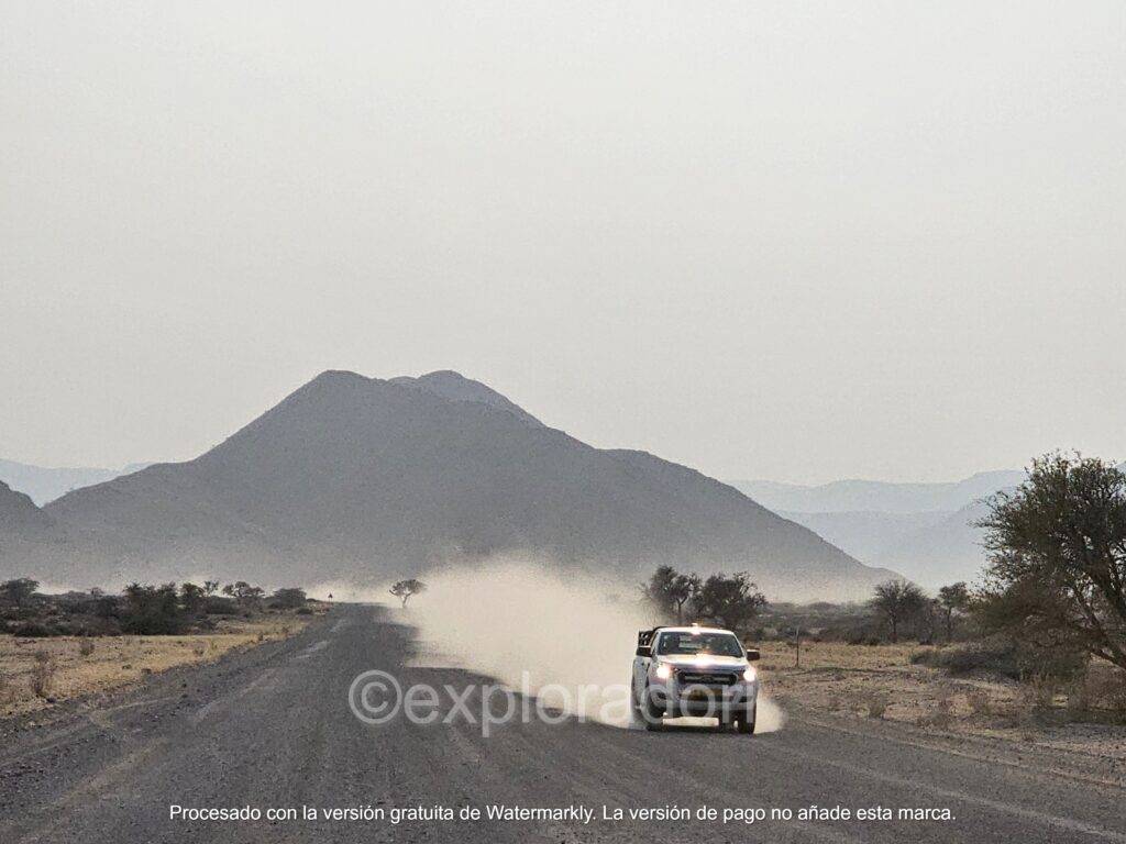 Coche Namibia carretera de grava