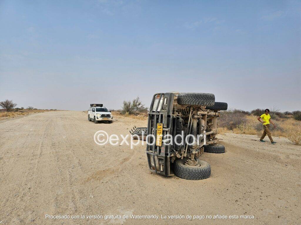 Conducir con velocidad en carreteras de grava en Namibia